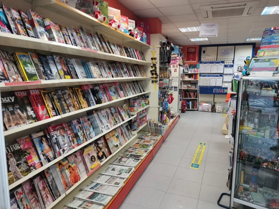 Pasillo de Papelería Baleares con revistas y prensa